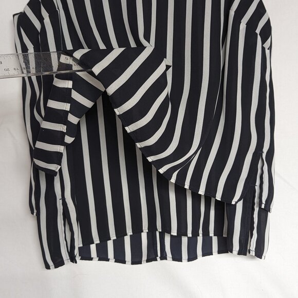 Sleeveless blouse navy and white striped medium EUC Banana Republic - Picture 3 of 9